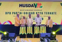 Sekretaris Partai Golkar Provinsi Maluku Utara, Arifin Djafar, di dampingi Bupati Halteng, Ikram Sangaji, membuka Musda VII Partai Golkar DPD II Kota Ternate yang berlangsung di Hotel Said Bella. Senin, (12/10/2026). Dok. Agis. 