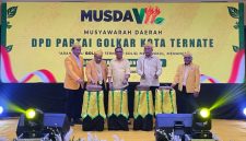 Sekretaris Partai Golkar Provinsi Maluku Utara, Arifin Djafar, di dampingi Bupati Halteng, Ikram Sangaji, membuka Musda VII Partai Golkar DPD II Kota Ternate yang berlangsung di Hotel Said Bella. Senin, (12/10/2026). Dok. Agis. 