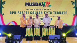 Sekretaris Partai Golkar Provinsi Maluku Utara, Arifin Djafar, di dampingi Bupati Halteng, Ikram Sangaji, membuka Musda VII Partai Golkar DPD II Kota Ternate yang berlangsung di Hotel Said Bella. Senin, (12/10/2026). Dok. Agis. 