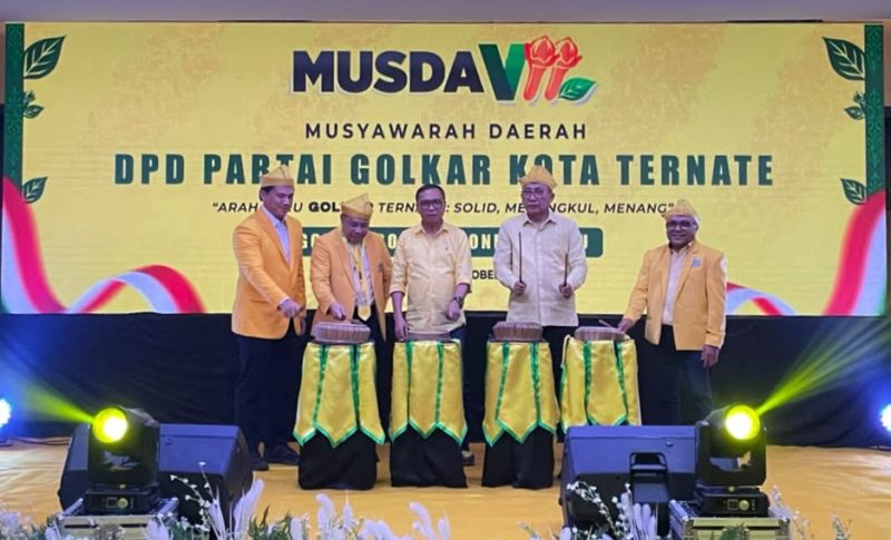 Sekretaris Partai Golkar Provinsi Maluku Utara, Arifin Djafar, di dampingi Bupati Halteng, Ikram Sangaji, membuka Musda VII Partai Golkar DPD II Kota Ternate yang berlangsung di Hotel Said Bella. Senin, (12/10/2026). Dok. Agis. 