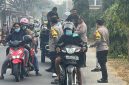 Kapolsek Pulau Bacan, Ipda Muhammad Anwar, S.H., bersama personel kepolisian membagikan 70 masker kepada pengendara dan pengguna jalan di depan Mako Polsek Pulau Bacan, mulai pukul 08.20 hingga 08.50 WIT. Rabu, (14/10/26). Dok. Ian. 