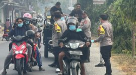 Kapolsek Pulau Bacan, Ipda Muhammad Anwar, S.H., bersama personel kepolisian membagikan 70 masker kepada pengendara dan pengguna jalan di depan Mako Polsek Pulau Bacan, mulai pukul 08.20 hingga 08.50 WIT. Rabu, (14/10/26). Dok. Ian. 