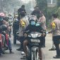 Kapolsek Pulau Bacan, Ipda Muhammad Anwar, S.H., bersama personel kepolisian membagikan 70 masker kepada pengendara dan pengguna jalan di depan Mako Polsek Pulau Bacan, mulai pukul 08.20 hingga 08.50 WIT. Rabu, (14/10/26). Dok. Ian. 