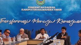 Ketua Baznas Haltim, Yunus Kasturi, S.Ag., melaksabakan Rapat Koordinasi dan Evaluasi sekaligus mengevaluasi kinerja pengumpulan zakat, infak, dan sedekah (ZIS) yang berlangsung di Ruang Rapat Eselon, Kantor Bupati Halmahera Timur. Kamis (15/10/26). Dok. M. Dzarik. 