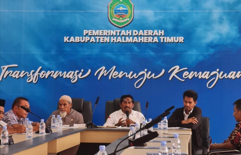 Ketua Baznas Haltim, Yunus Kasturi, S.Ag., melaksabakan Rapat Koordinasi dan Evaluasi sekaligus mengevaluasi kinerja pengumpulan zakat, infak, dan sedekah (ZIS) yang berlangsung di Ruang Rapat Eselon, Kantor Bupati Halmahera Timur. Kamis (15/10/26). Dok. M. Dzarik. 