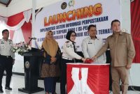 Kepala Kanwil Ditjenpas Maluku Utara, Bagus Kurniawan dan Ketua DPR Provinsi Maluku Utara, H. M. Iqbal Ruray, LPKA Kelas II Ternate meluncurkan inovasi Sistem Informasi Perpustakaan Literasi Terpadu Anak (ISI-PELITA). Kamis (15/10/26). Dok. Agis. 