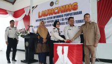 Kepala Kanwil Ditjenpas Maluku Utara, Bagus Kurniawan dan Ketua DPR Provinsi Maluku Utara, H. M. Iqbal Ruray, LPKA Kelas II Ternate meluncurkan inovasi Sistem Informasi Perpustakaan Literasi Terpadu Anak (ISI-PELITA). Kamis (15/10/26). Dok. Agis.