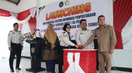 Kepala Kanwil Ditjenpas Maluku Utara, Bagus Kurniawan dan Ketua DPR Provinsi Maluku Utara, H. M. Iqbal Ruray, LPKA Kelas II Ternate meluncurkan inovasi Sistem Informasi Perpustakaan Literasi Terpadu Anak (ISI-PELITA). Kamis (15/10/26). Dok. Agis. 