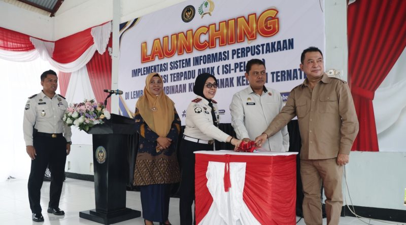 Kepala Kanwil Ditjenpas Maluku Utara, Bagus Kurniawan dan Ketua DPR Provinsi Maluku Utara, H. M. Iqbal Ruray, LPKA Kelas II Ternate meluncurkan inovasi Sistem Informasi Perpustakaan Literasi Terpadu Anak (ISI-PELITA). Kamis (15/10/26). Dok. Agis. 
