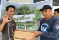 Penyerahan Pohon penghijauan secara simbolis oleh Founder Pemuda Inisiatif, Asbar Bunari, kepada Pak. Hamid, selaku Guru SMP 24 Satap Halmahera Selatan