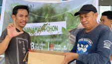 Penyerahan Pohon penghijauan secara simbolis oleh Founder Pemuda Inisiatif, Asbar Bunari, kepada Pak. Hamid, selaku Guru SMP 24 Satap Halmahera Selatan