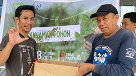 Penyerahan Pohon penghijauan secara simbolis oleh Founder Pemuda Inisiatif, Asbar Bunari, kepada Pak. Hamid, selaku Guru SMP 24 Satap Halmahera Selatan