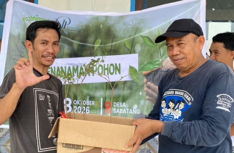 Penyerahan Pohon penghijauan secara simbolis oleh Founder Pemuda Inisiatif, Asbar Bunari, kepada Pak. Hamid, selaku Guru SMP 24 Satap Halmahera Selatan