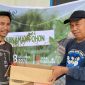 Penyerahan Pohon penghijauan secara simbolis oleh Founder Pemuda Inisiatif, Asbar Bunari, kepada Pak. Hamid, selaku Guru SMP 24 Satap Halmahera Selatan