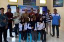 Foto bersama pihak BRI bersama Dinas Perikanan dan Kelautan Kabupaten Halmahera Barat selepas melaksanakan kegiatan penyuluhan sekaligus penyaluran Kartu Pelaku Usaha Kelautan dan Perikanan (KUSUKA) kepada masyarakat Desa Saria, Kecamatan Jailolo, di kantor Desa Saria. Minggu, (18/10/26). Dok. Istimewa. 
