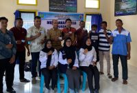 Foto bersama pihak BRI bersama Dinas Perikanan dan Kelautan Kabupaten Halmahera Barat selepas melaksanakan kegiatan penyuluhan sekaligus penyaluran Kartu Pelaku Usaha Kelautan dan Perikanan (KUSUKA) kepada masyarakat Desa Saria, Kecamatan Jailolo, di kantor Desa Saria. Minggu, (18/10/26). Dok. Istimewa. 