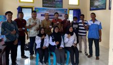 Foto bersama pihak BRI bersama Dinas Perikanan dan Kelautan Kabupaten Halmahera Barat selepas melaksanakan kegiatan penyuluhan sekaligus penyaluran Kartu Pelaku Usaha Kelautan dan Perikanan (KUSUKA) kepada masyarakat Desa Saria, Kecamatan Jailolo, di kantor Desa Saria. Minggu, (18/10/26). Dok. Istimewa. 