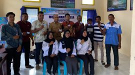 Foto bersama pihak BRI bersama Dinas Perikanan dan Kelautan Kabupaten Halmahera Barat selepas melaksanakan kegiatan penyuluhan sekaligus penyaluran Kartu Pelaku Usaha Kelautan dan Perikanan (KUSUKA) kepada masyarakat Desa Saria, Kecamatan Jailolo, di kantor Desa Saria. Minggu, (18/10/26). Dok. Istimewa. 