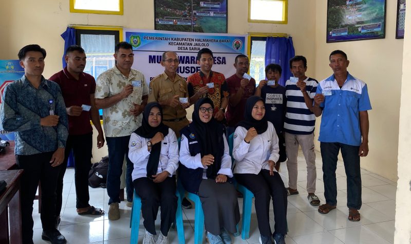 Foto bersama pihak BRI bersama Dinas Perikanan dan Kelautan Kabupaten Halmahera Barat selepas melaksanakan kegiatan penyuluhan sekaligus penyaluran Kartu Pelaku Usaha Kelautan dan Perikanan (KUSUKA) kepada masyarakat Desa Saria, Kecamatan Jailolo, di kantor Desa Saria. Minggu, (18/10/26). Dok. Istimewa. 