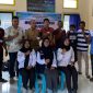 Foto bersama pihak BRI bersama Dinas Perikanan dan Kelautan Kabupaten Halmahera Barat selepas melaksanakan kegiatan penyuluhan sekaligus penyaluran Kartu Pelaku Usaha Kelautan dan Perikanan (KUSUKA) kepada masyarakat Desa Saria, Kecamatan Jailolo, di kantor Desa Saria. Minggu, (18/10/26). Dok. Istimewa. 