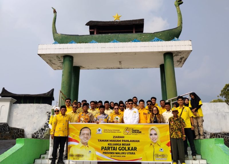 DPD Partai Golkar Provinsi Maluku Utara memperingati Hari Ulang Tahun (HUT) ke-62 ziara Malam Pahlawan Kota Ternate. Selasa (20/10/26). Dok. Agis. 