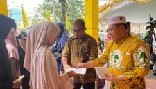 Sekretaris DPD Partai Golkar Provinsi Maluku Utara, Arifin Djafar, memperingati HUT ke-62 dengan menggelar berbagai kegiatan sosial di Kantor DPD Partai Golkar Maluku Utara, Kelurahan Kalumpang, Kecamatan Ternate Tengah. Selasa, (20/10/26). Dok. Agis.