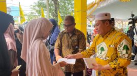 Sekretaris DPD Partai Golkar Provinsi Maluku Utara, Arifin Djafar, memperingati HUT ke-62 dengan menggelar berbagai kegiatan sosial di Kantor DPD Partai Golkar Maluku Utara, Kelurahan Kalumpang, Kecamatan Ternate Tengah. Selasa, (20/10/26). Dok. Agis. 