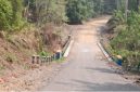 Foto jalan lapen dan jembatan yang berada di Pulau Makian.selasa, (20/10/26). Dok. Istimewa. 
