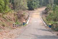 Foto jalan lapen dan jembatan yang berada di Pulau Makian.selasa, (20/10/26). Dok. Istimewa. 