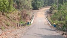 Foto jalan lapen dan jembatan yang berada di Pulau Makian.selasa, (20/10/26). Dok. Istimewa.