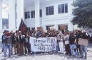 SAMURAI Maluku Utara menggelar aksi unjuk rasa di kediaman Gubernur Maluku Utara. Rabu, (21/10/26). Dok. Istimewa. 