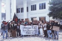 SAMURAI Maluku Utara menggelar aksi unjuk rasa di kediaman Gubernur Maluku Utara. Rabu, (21/10/26). Dok. Istimewa. 