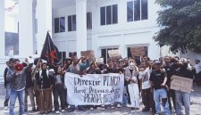 SAMURAI Maluku Utara menggelar aksi unjuk rasa di kediaman Gubernur Maluku Utara. Rabu, (21/10/26). Dok. Istimewa. 