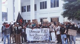 SAMURAI Maluku Utara menggelar aksi unjuk rasa di kediaman Gubernur Maluku Utara. Rabu, (21/10/26). Dok. Istimewa. 