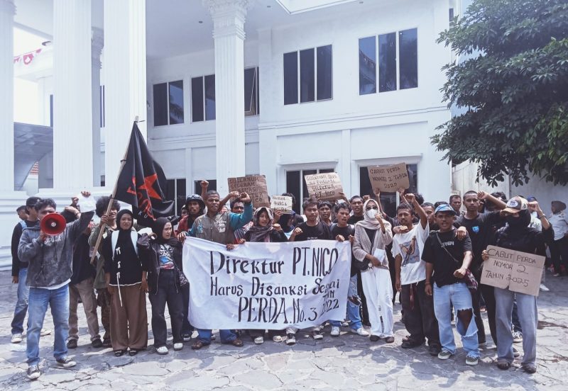 SAMURAI Maluku Utara menggelar aksi unjuk rasa di kediaman Gubernur Maluku Utara. Rabu, (21/10/26). Dok. Istimewa. 