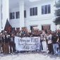 SAMURAI Maluku Utara menggelar aksi unjuk rasa di kediaman Gubernur Maluku Utara. Rabu, (21/10/26). Dok. Istimewa. 