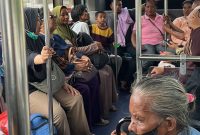 35 warga Kabupaten Haltim, Maluku Utara, yang siap mengikuti operasi katarak di Rumah Sakit Umum Daerah (RSUD) dr. H. Chasan Boesoirie. Jumat, (23/10/26). Dok. M. Dzarik. 