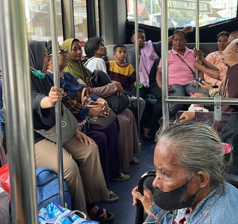 35 warga Kabupaten Haltim, Maluku Utara, yang siap mengikuti operasi katarak di Rumah Sakit Umum Daerah (RSUD) dr. H. Chasan Boesoirie. Jumat, (23/10/26). Dok. M. Dzarik. 