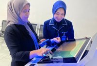 Mesin SSB/Digital CS, Staf BRI melayani nasabah yang berlokasi di kantor BRI KC Ternate, Jalan Pahlawan Revolusi No. 234, Kota Ternate. Senin, (26/10/26). Dok. Agis. 