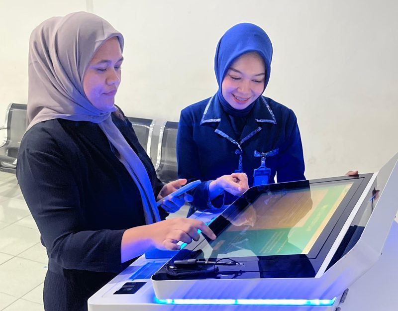 Mesin SSB/Digital CS, Staf BRI melayani nasabah yang berlokasi di kantor BRI KC Ternate, Jalan Pahlawan Revolusi No. 234, Kota Ternate. Senin, (26/10/26). Dok. Agis. 