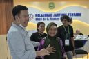 Kepala Kejaksaan Negeri, Firdaus Affandi, saat bersama salah satu  warga Haltim sekaligus Pasien Operasi Katarak di Gedung Jantung Terpadu RSUD dr. H. Chasan Boesoirie, Ternate. Minggu (25/10/26). Dok. M. Dzarik. 