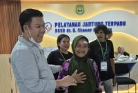 Kepala Kejaksaan Negeri, Firdaus Affandi, saat bersama salah satu  warga Haltim sekaligus Pasien Operasi Katarak di Gedung Jantung Terpadu RSUD dr. H. Chasan Boesoirie, Ternate. Minggu (25/10/26). Dok. M. Dzarik. 