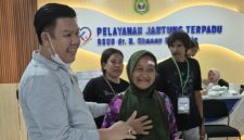 Kepala Kejaksaan Negeri, Firdaus Affandi, saat bersama salah satu warga Haltim sekaligus Pasien Operasi Katarak di Gedung Jantung Terpadu RSUD dr. H. Chasan Boesoirie, Ternate. Minggu (25/10/26). Dok. M. Dzarik.