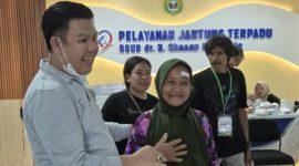 Kepala Kejaksaan Negeri, Firdaus Affandi, saat bersama salah satu  warga Haltim sekaligus Pasien Operasi Katarak di Gedung Jantung Terpadu RSUD dr. H. Chasan Boesoirie, Ternate. Minggu (25/10/26). Dok. M. Dzarik. 