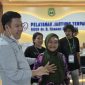 Kepala Kejaksaan Negeri, Firdaus Affandi, saat bersama salah satu  warga Haltim sekaligus Pasien Operasi Katarak di Gedung Jantung Terpadu RSUD dr. H. Chasan Boesoirie, Ternate. Minggu (25/10/26). Dok. M. Dzarik. 