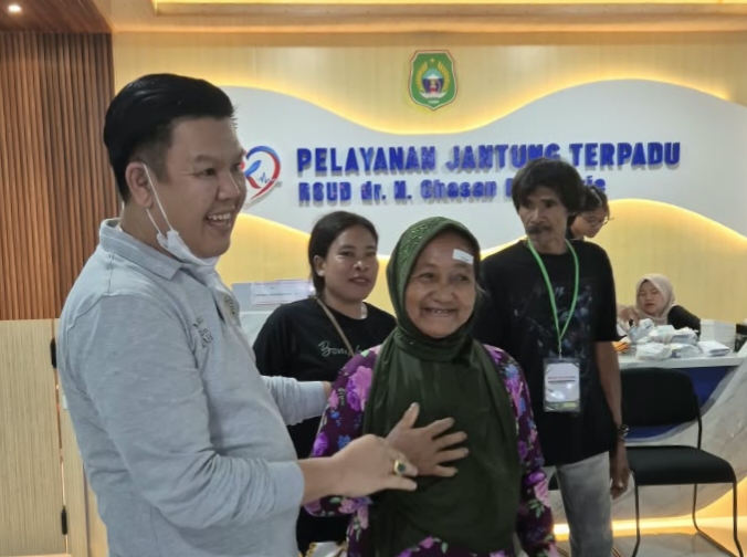 Kepala Kejaksaan Negeri, Firdaus Affandi, saat bersama salah satu  warga Haltim sekaligus Pasien Operasi Katarak di Gedung Jantung Terpadu RSUD dr. H. Chasan Boesoirie, Ternate. Minggu (25/10/26). Dok. M. Dzarik. 
