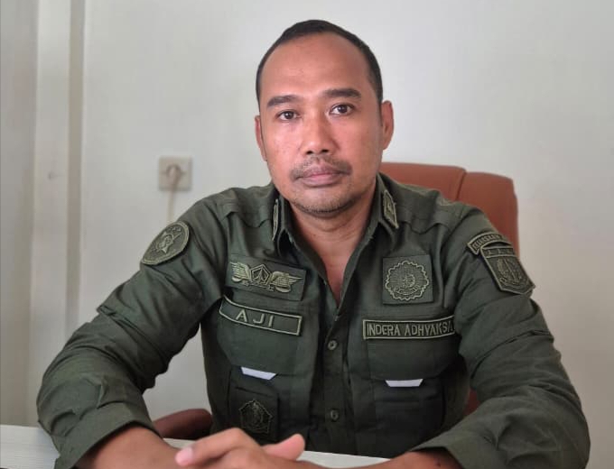 Kejaksaan Negeri (Kejari) Halmahera Timur, Kasi Intel Kejari Haltim, Aji Ibnu Rusyd, saat di temui rung kerja. Kamis, (29/10/26). Dok. M. Dzarik. 