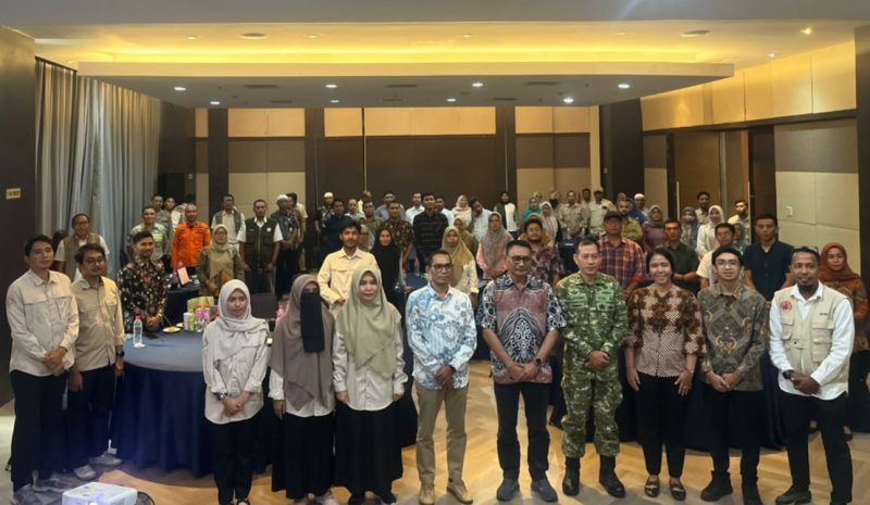 Usai kegiatan Foto bersama BPBD Maluku Utara dan BNPB serta para tamu undangan yang berlangsung di Bella Hoter. Kamis, (29/10/26). Dok. Agis. 