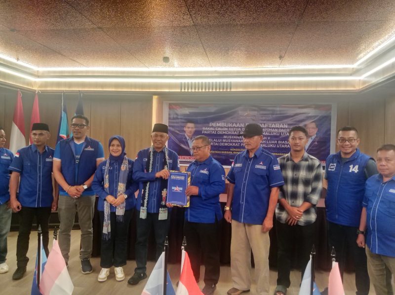 Nasri Abubakar secara resmi mengembalikan formulir pendaftaran bakal calon Ketua DPD Partai Demokrat Provinsi Maluku Utara, di Bela Hotel.Sabtu, (31/10/2026). Dok. Is. 