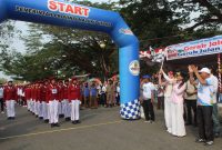 Gubernur Maluku Utara, Sherly Tjoanda Laos, melepas peserta Lomba Gerak Jalan Indah tingkat SMA/sederajat dan Poco-Poco tingkat umum di kawasan Ibu Kota Sofifi. Sabtu, (10/10/26). Dok. Humas ADPIM. 